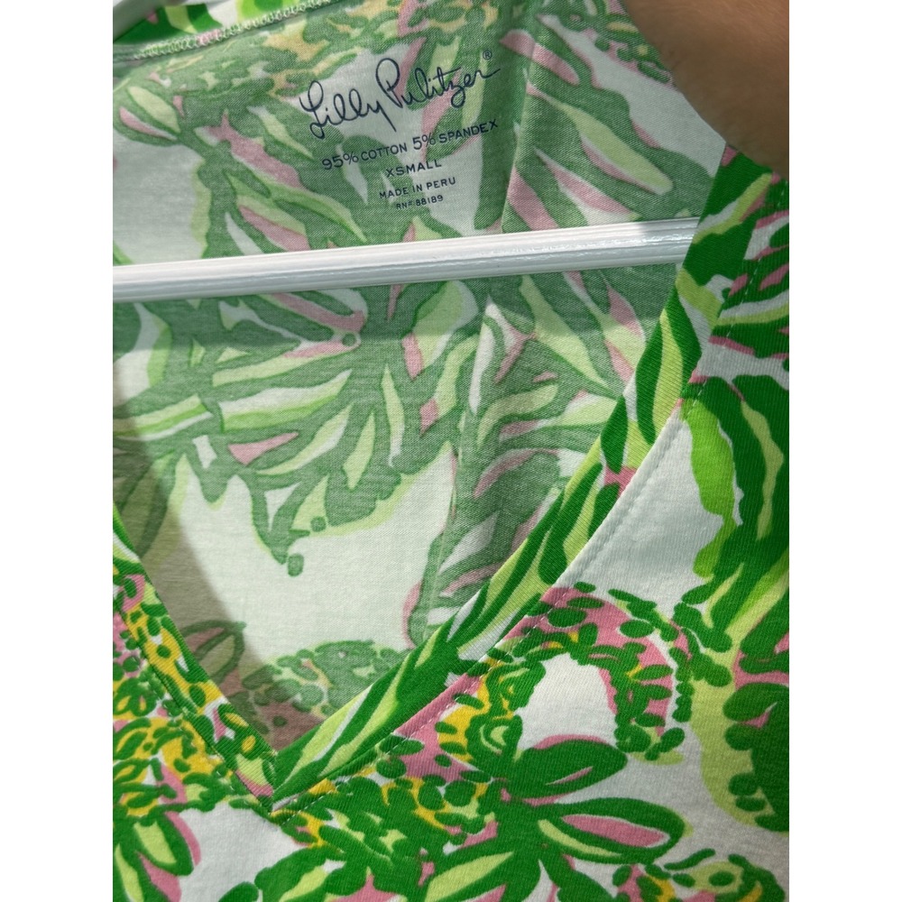 Lilly Pulitzer Etta V-Neck T-Shirt Green Pink Tropical Palm Print Cotton XS - Picture 3 of 3